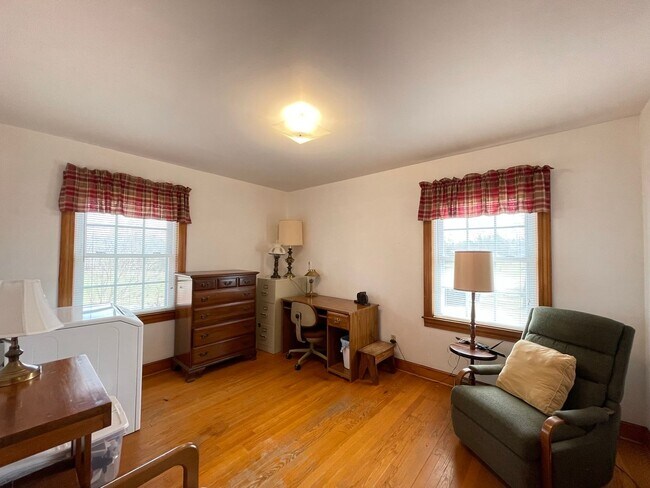 Building Photo - Furnished Inclusive Rental