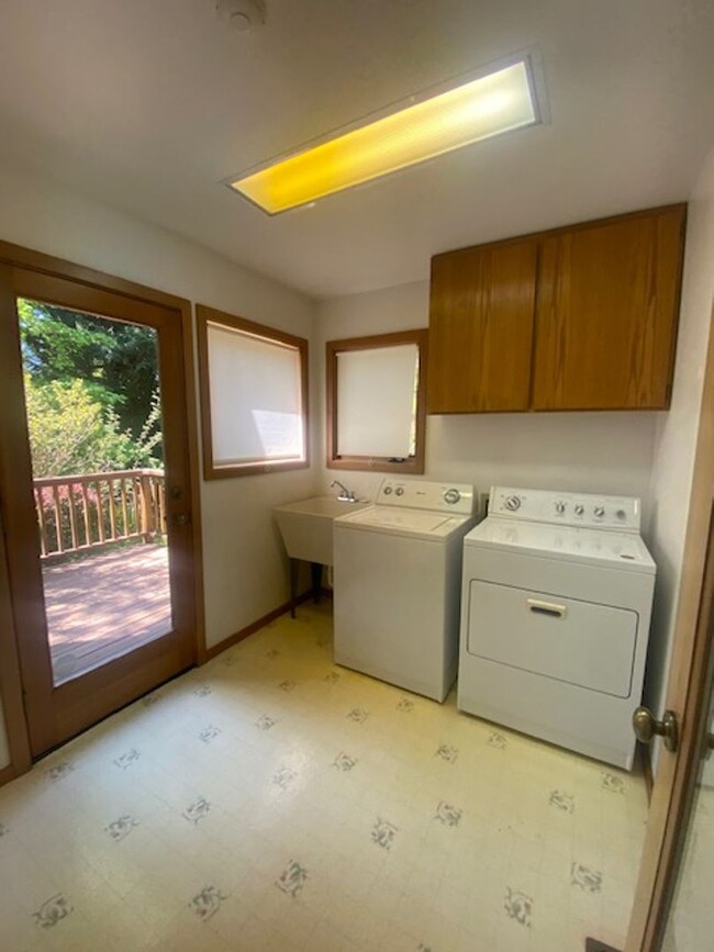 Building Photo - Private / executive 3/2 by Sequoia Park