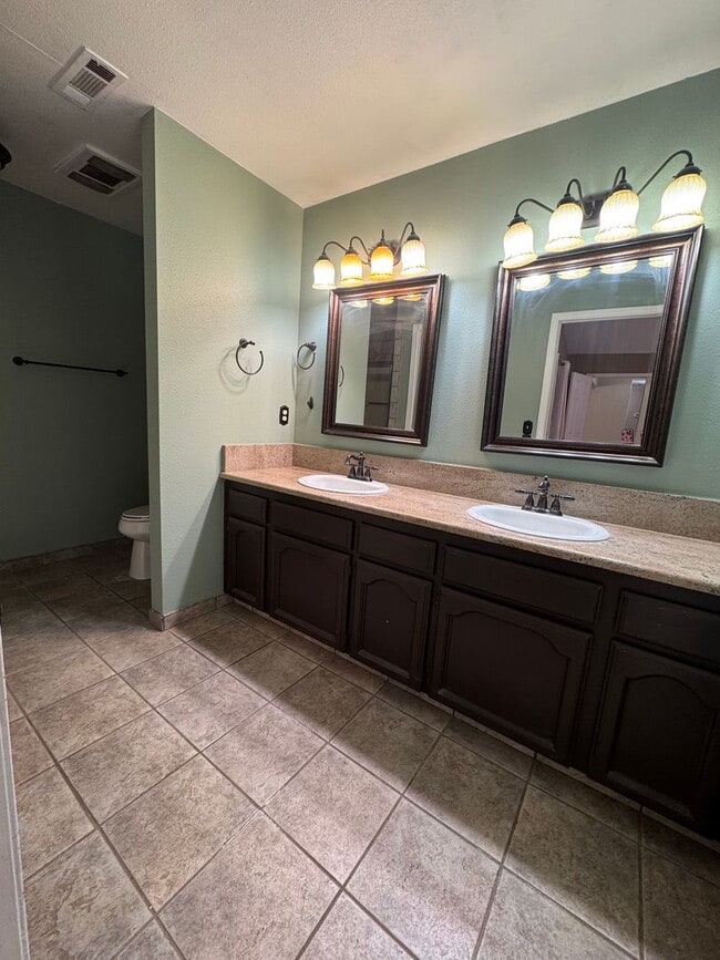 Building Photo - 3 Bed, 3 Bath Country Home with Pool