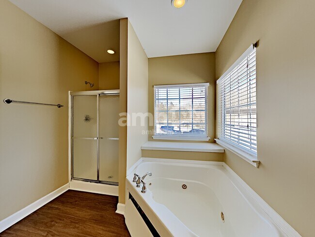 Building Photo - 220 Solitude Cir