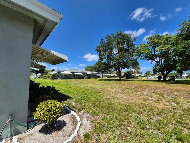 Building Photo - 910 South Dr