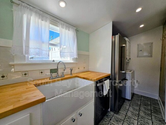 Building Photo - 223 S Guadalupe Ave