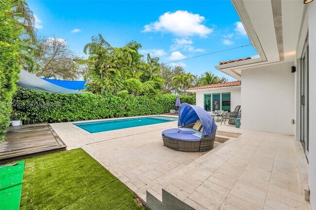 Building Photo - 1080 NE 104th St