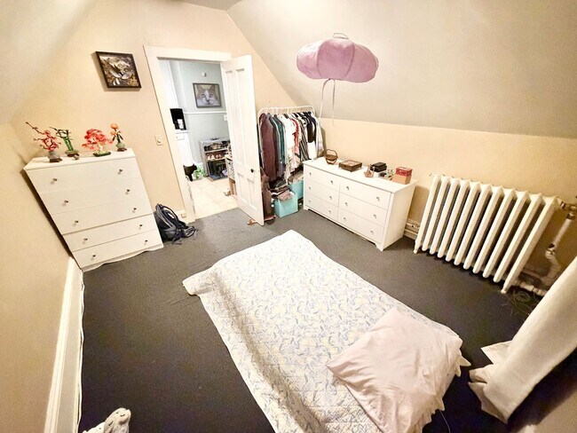 Building Photo - 2 Bedroom Apartment + Bonus Room Downtown Burlington Available between 5/5/26-5/15/26.