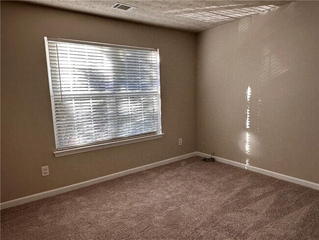 Building Photo - 305 Hulan Way