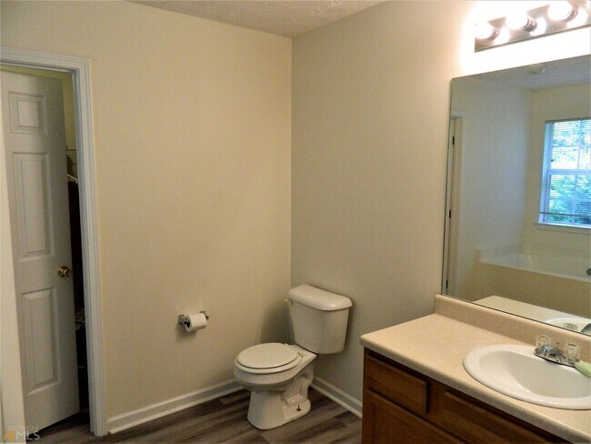 Building Photo - 20 Chantilly Pl