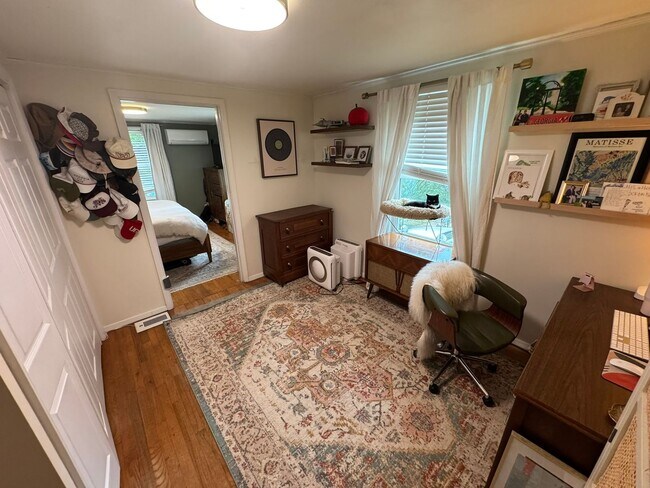 Building Photo - Awesome Home Near Downtown Athens!