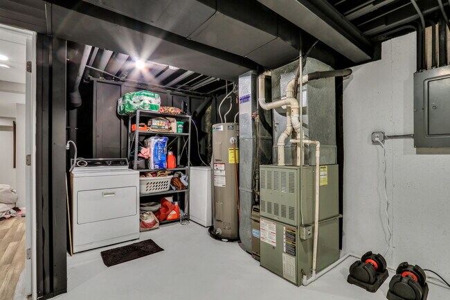 Building Photo - 658 White Ct