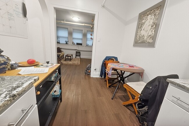 Building Photo - Newly Renovated 1 BR in Loyola on Lovely Quiet Block
