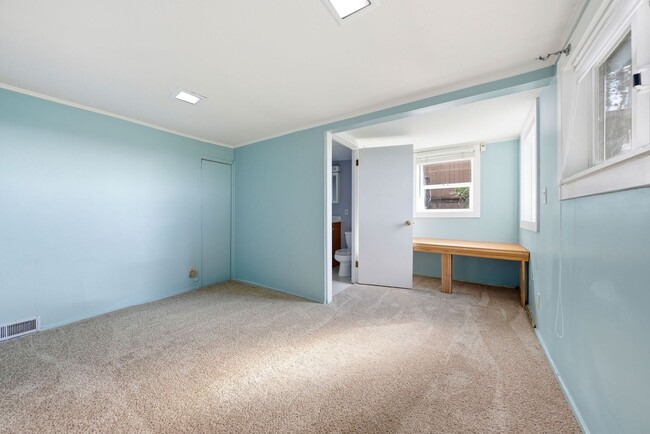 Building Photo - 4 Bed/2.5 Bath Multilevel Home with Amazing Views!