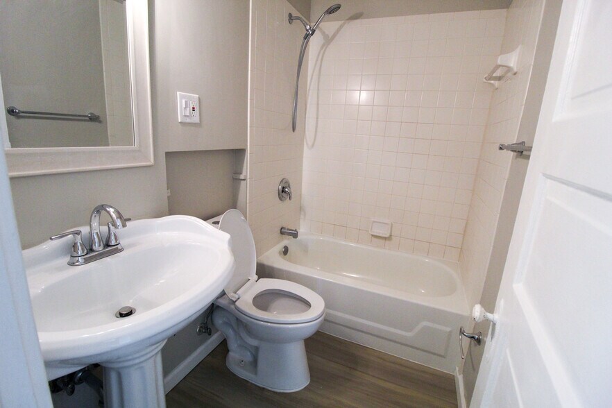 Toilet/Bathroom - 2621 Ida Ave