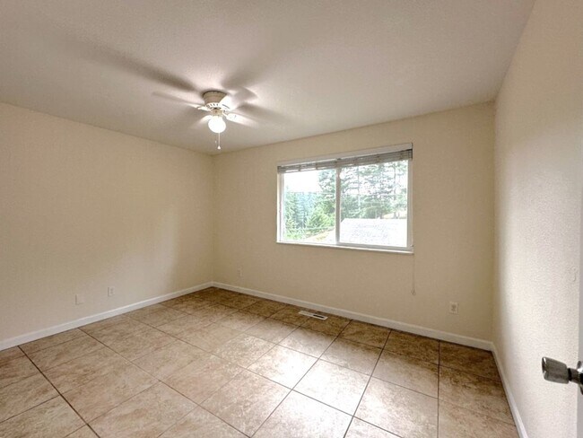 Building Photo - Updated 5 bedroom 2.5 bathroom home in Uni...