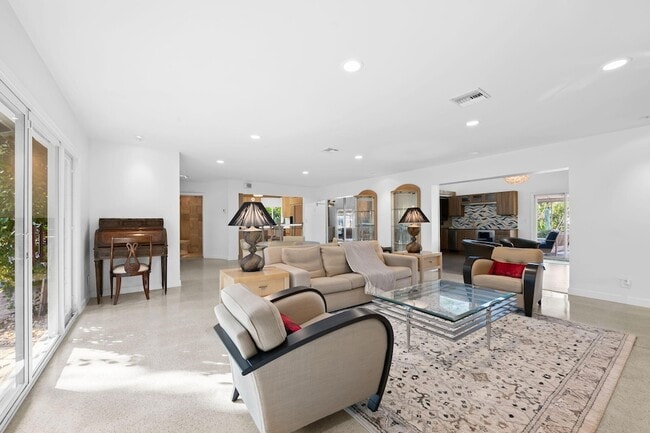 Building Photo - 2809 NE 25th St