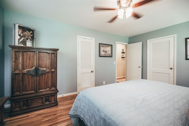 Building Photo - WOW! 4 BR 2.5 BA house w/ 1 acre of land a...
