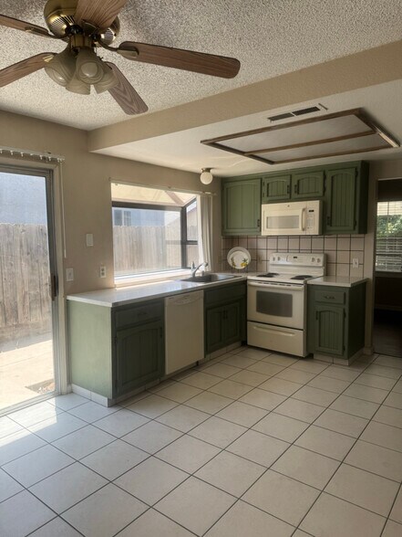 Building Photo - 3101 Chestnut Dr