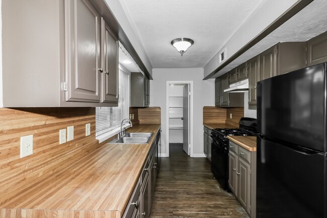 Building Photo - 15310 Meadow Village Dr