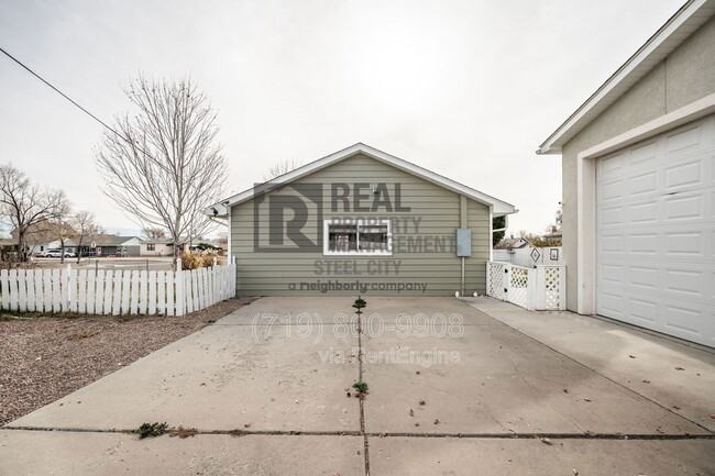 Building Photo - 903 W 15th St