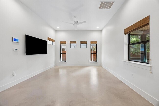 Building Photo - 4506 Russell Dr