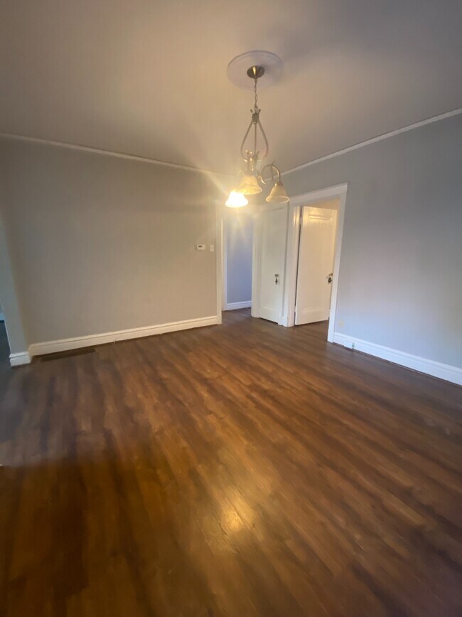 Building Photo - 5049 Lindenwood Ave