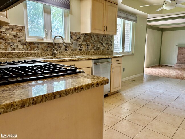 Building Photo - 3550 Kings Point Dr
