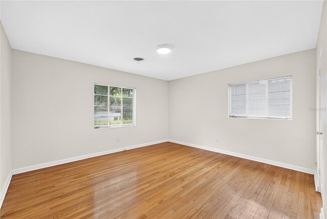Building Photo - 2406 Shoreham Rd