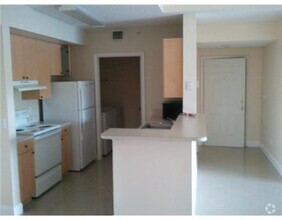 Building Photo - 5016 Lantana Rd