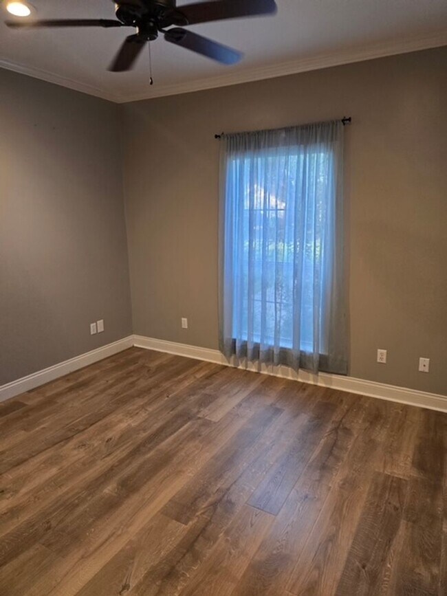 Building Photo - 3 bed 2 bath