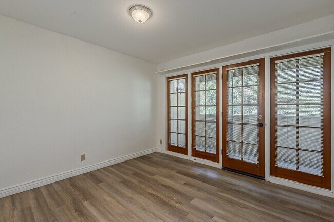 Building Photo - 1028 S Ash Ave