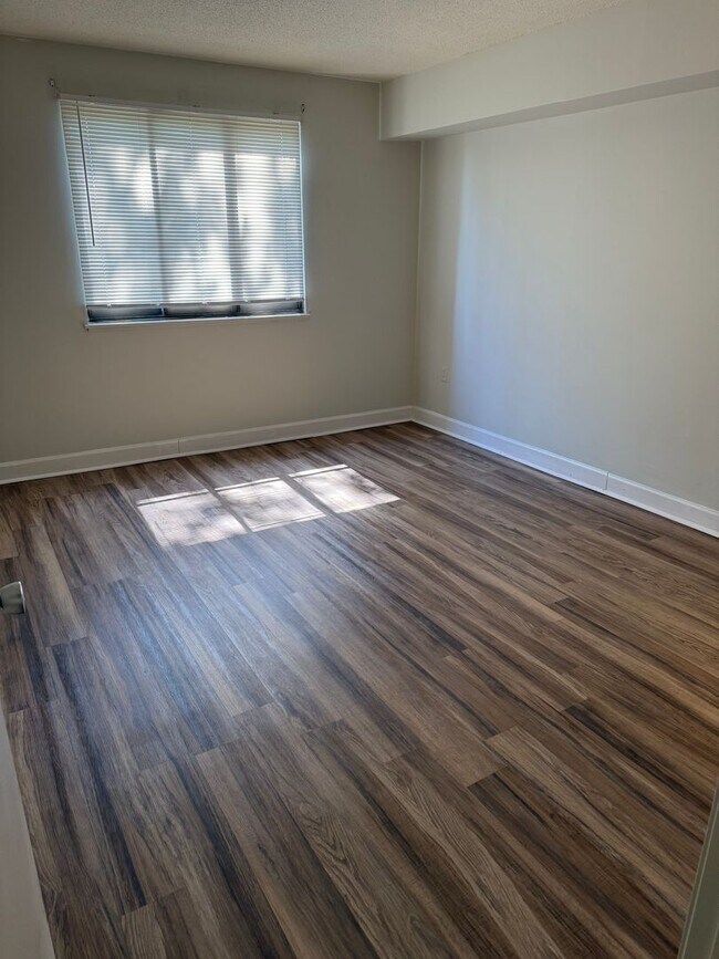 Building Photo - Beautiful Highrise 2 bed 2 bath