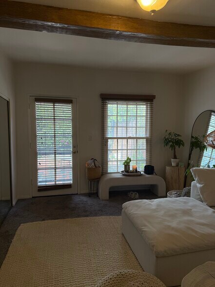 Living Room - 922 Milwood Ave