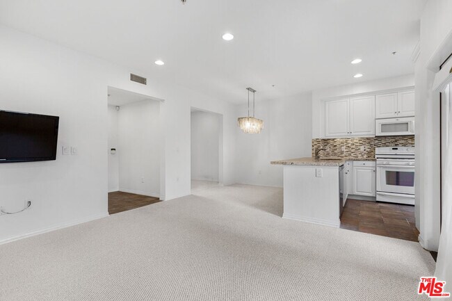 Building Photo - 6020 S Seabluff Dr