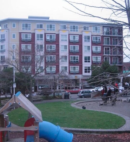 Building Photo - 668 S Lane St