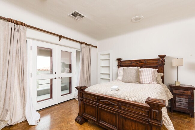 Building Photo - 7421 N Las Brisas Ln