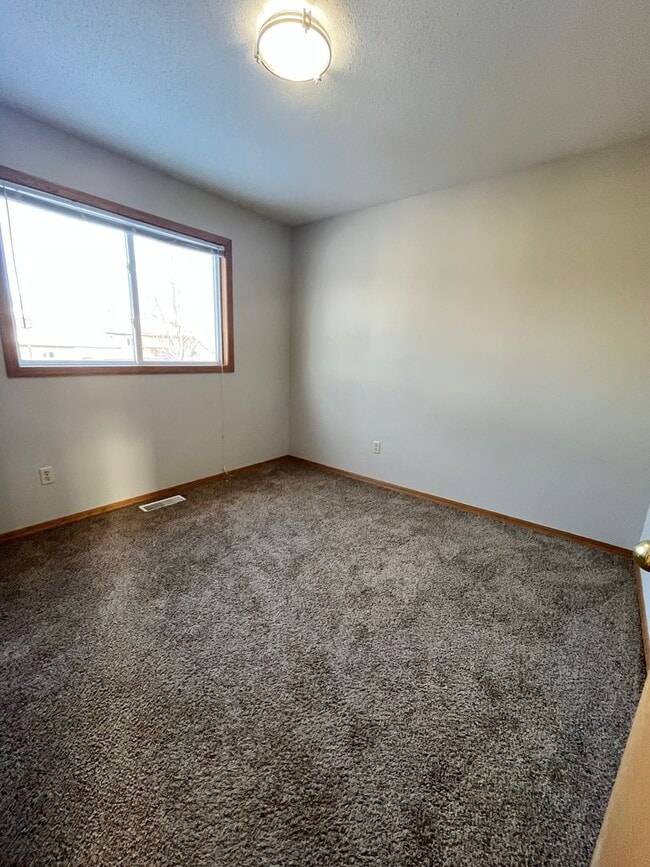 Building Photo - 5 Bed/2 Bath West Side Home!