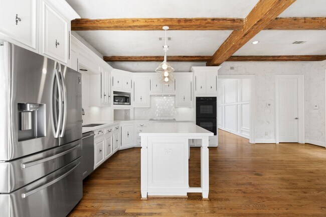 Building Photo - Elegant Living Minutes from the Medical Ce...