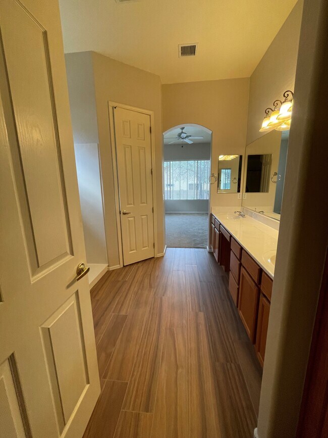 Building Photo - 5649 N Bentley Ct