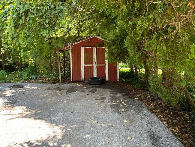 Building Photo - 122 Garris Rd