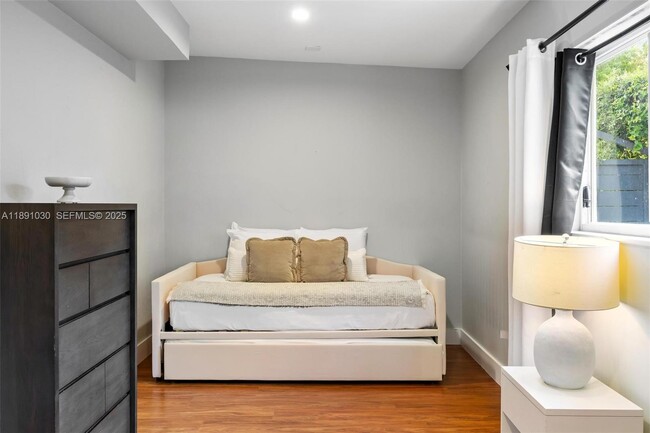 Building Photo - 1651 SW 13th Ave