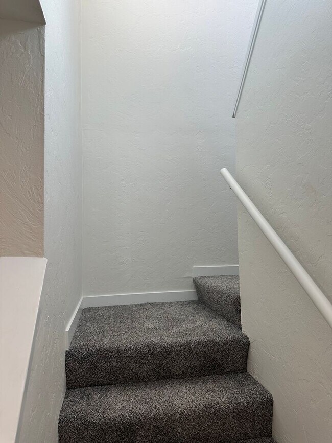 Building Photo - Beautifully updated 3 bedroom 1.5 bath dup...