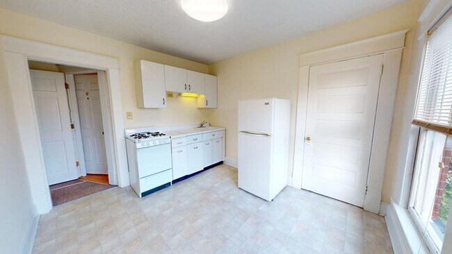 Building Photo - SPACIOUS Single Family House AVAILABLE Fal...