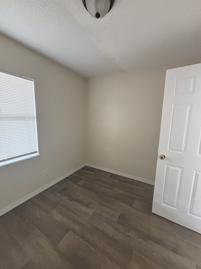 Building Photo - 1860 Lynncrest Rd