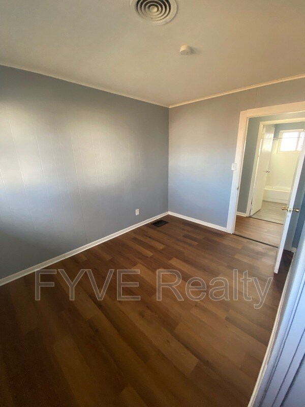 Building Photo - 968 Duxberry Ave