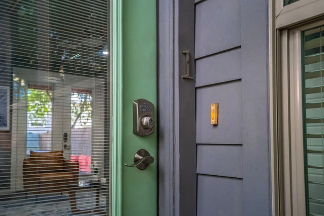 Building Photo - 2002 Rosewood Ave