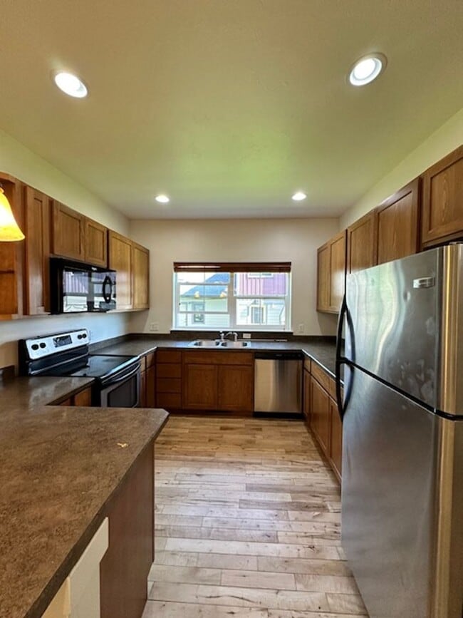 Building Photo - Beautiful 4 bedroom townhome
