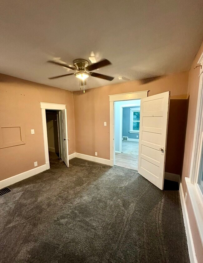 Building Photo - 221 W Memorial Dr