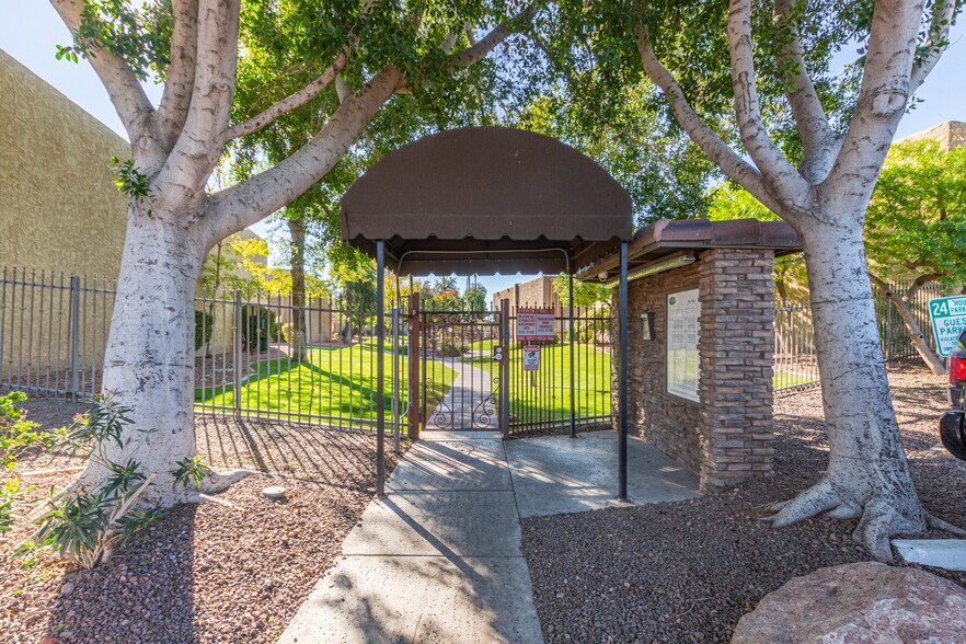 Building Photo - 3825 E Camelback Rd