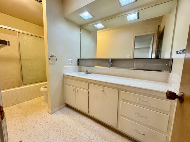 Building Photo - Well-maintained Northeast Gem!
