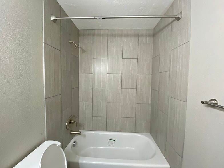 Building Photo - 373 Lakewood Dr