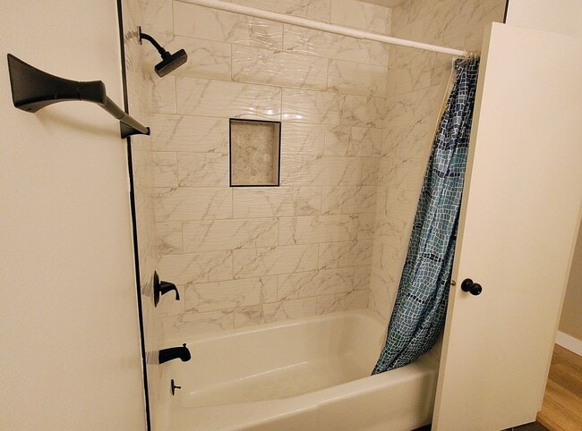 Building Photo - Great 5 Bed 3 Bath Remodeled Home