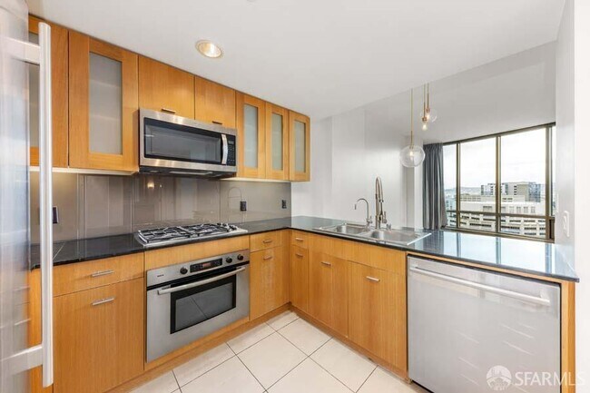 Building Photo - 333 1st St